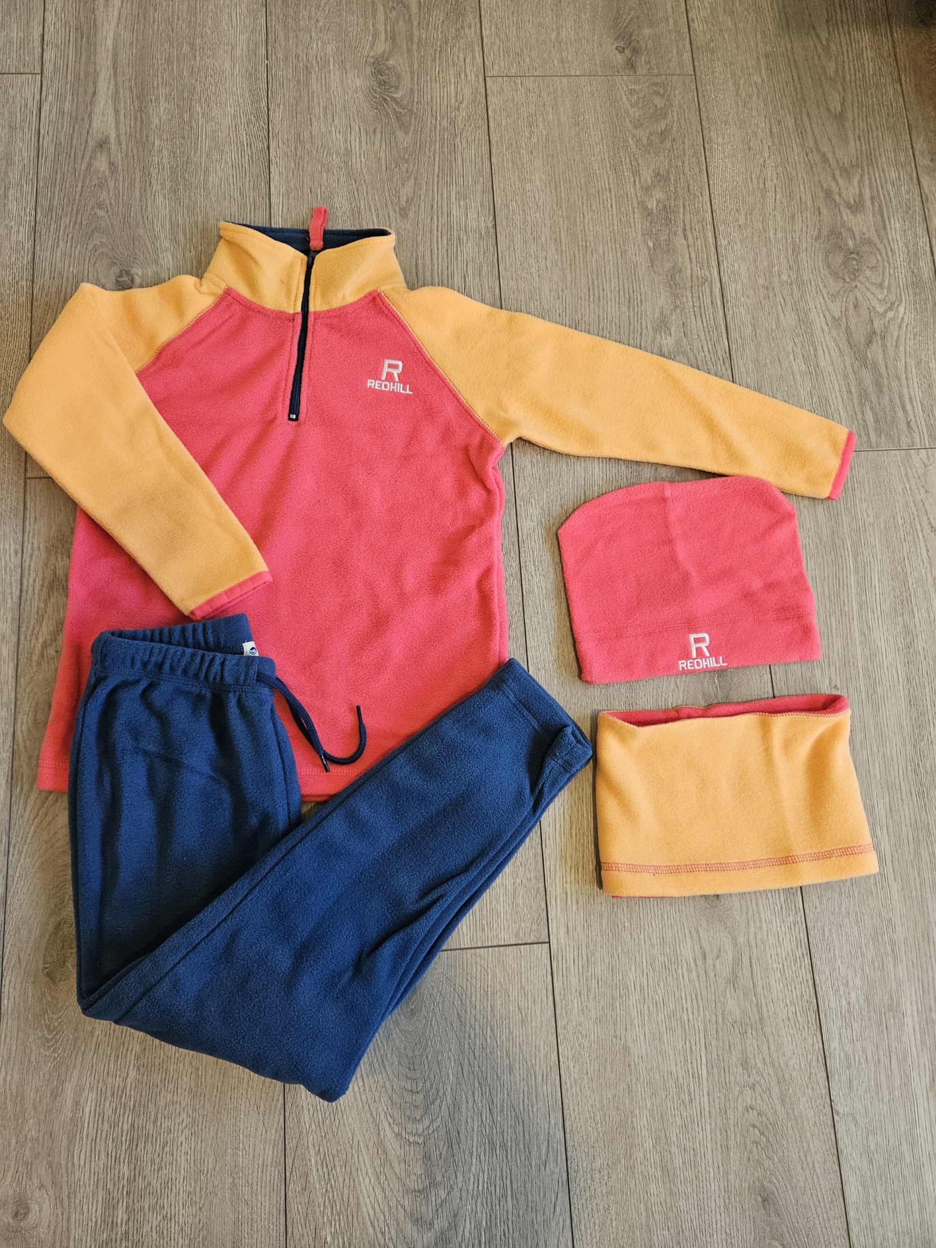 4 viename - Flis kelnės, megztukas, kaklo mova ir kepurė . spalvotas